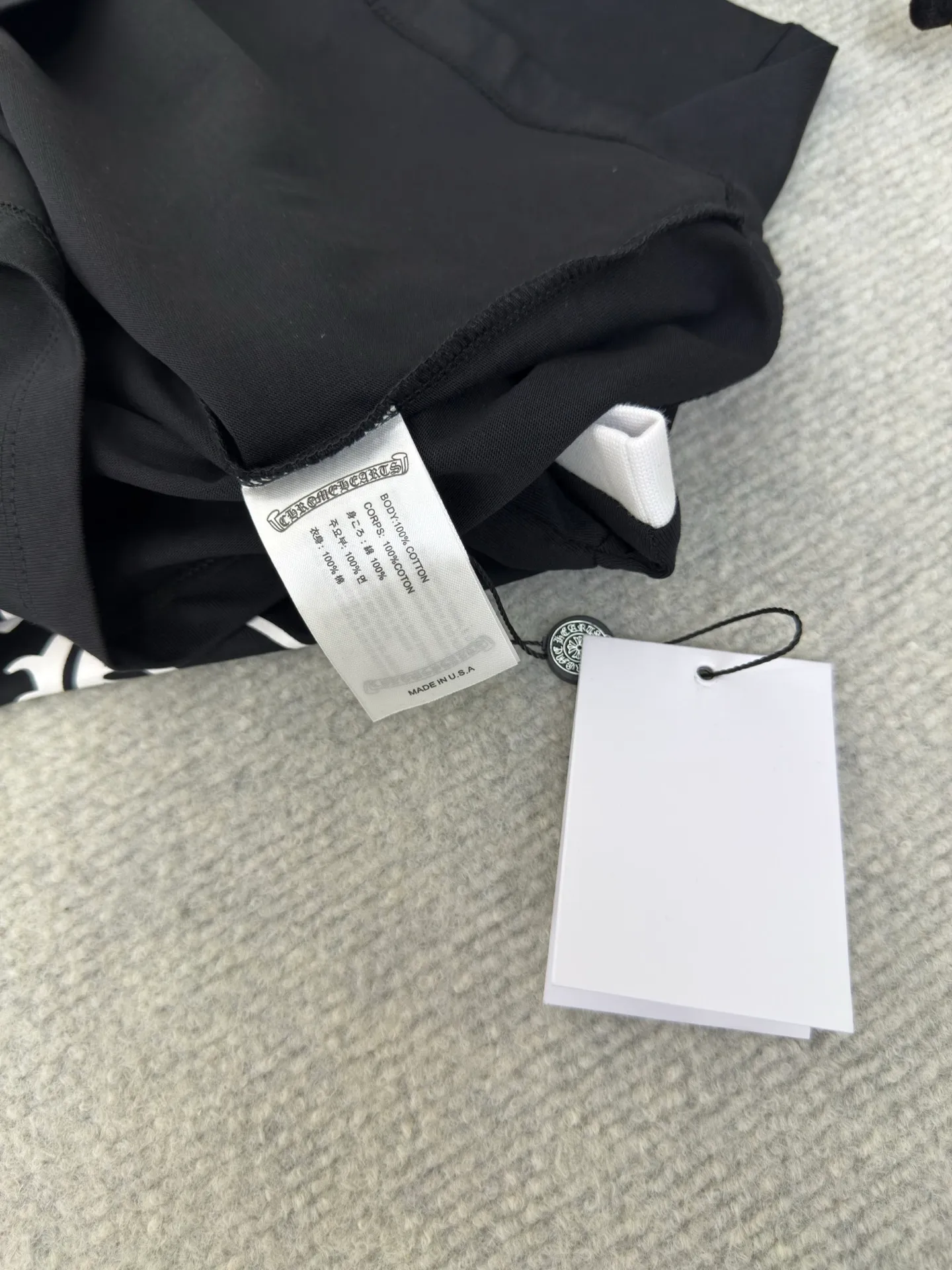 P230 Chrome Hearts Sanskrit Color Blocking Short Sleeves (Women's Wear) Authentic Open Edition - Physical Counter - Top Luxury Quality 🆚 Instant sale of all editions on the market. Custom dyed threads and large body fabrics according to YB. The printing is hand-printed. Contrast color design The upper body effect is excellent. Size S M L
